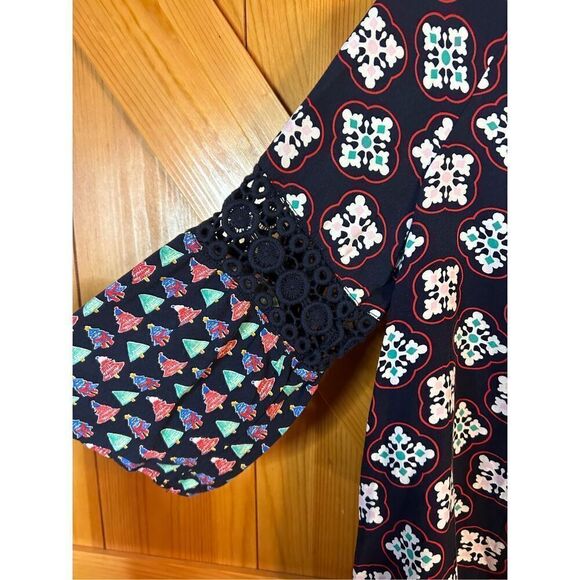 Crown & Ivy Multi Color Xmas Trees snowflakes 3/4 Sleeve Shirt Size Large (4031) - Picture 2 of 6